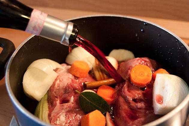 Рецепты мяса в красном и белом вине в духовке, мультиварке на сковороде. как замариновать мясо в вине, запечь и потушить: лучшие рецепты