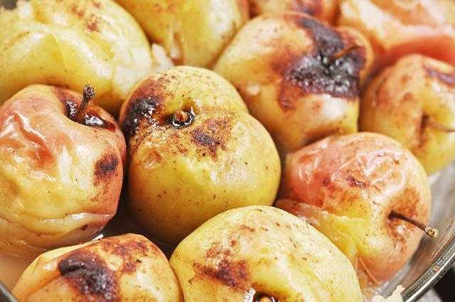Яблоки запеченные в духовке – 9 простых рецептов