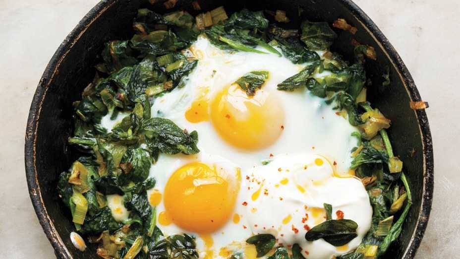 Рецепт яиц со шпинатом в духовке | меню недели