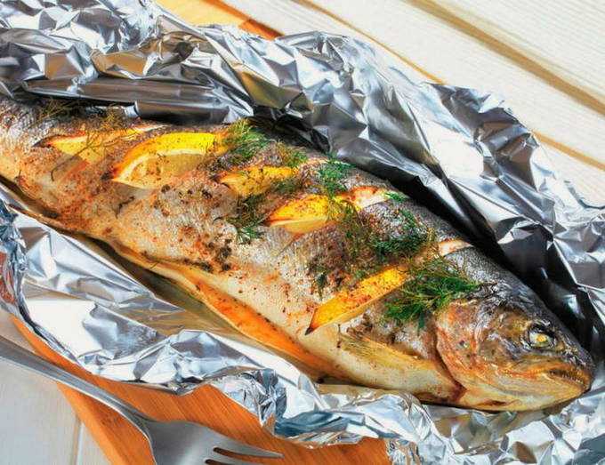 Рыба, запеченная с овощами в духовке в фольге и рукаве — 5 полезных рецептов запекания