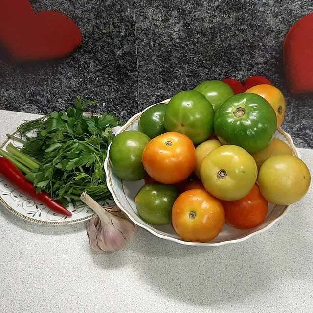 Квашеные помидоры, фаршированные зеленью и чесноком