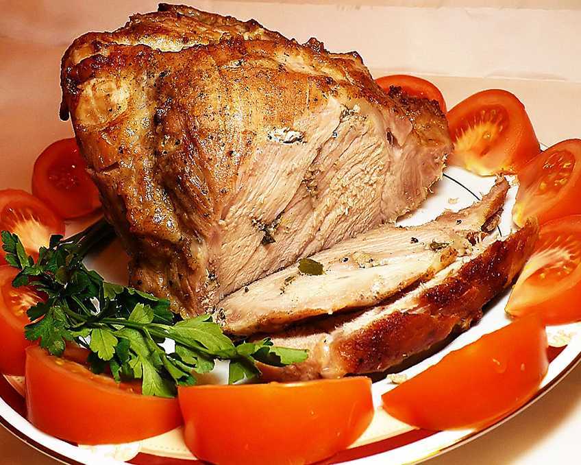 Свинина, запеченная в рукаве, в духовке: 4 простых и вкусных рецепта с фото