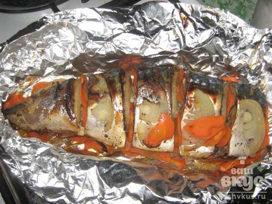 Скумбрия с картофелем луком морковкой и специями в фольге рецепт с фото пошагово - 1000.menu