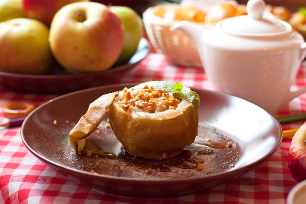 Запечённые яблоки в духовке с мёдом и корицей: рецепт с фото