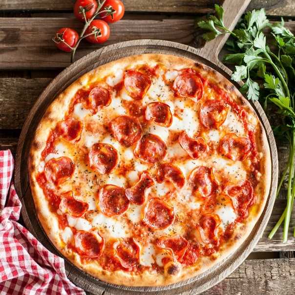 Пицца с колбасой, сыром и помидорами в духовке | простые рецепты