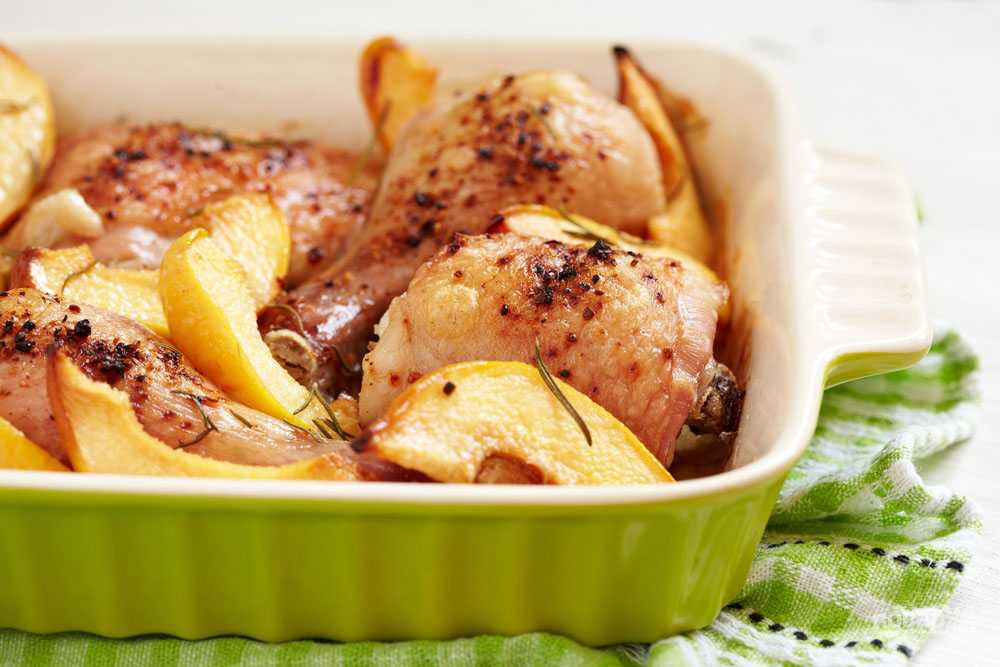 Домашняя курица, фаршированная яблоками и айвой - пошаговый рецепт приготовления с фото
