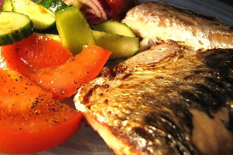 Рыба в духовке, запеченная с овощами – быстро, просто, недорого