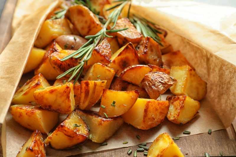Как приготовить наивкуснейшую картошку в рукаве в духовке: поиск по ингредиентам, советы, отзывы, пошаговые фото, подсчет калорий, изменение порций, похожие рецепты