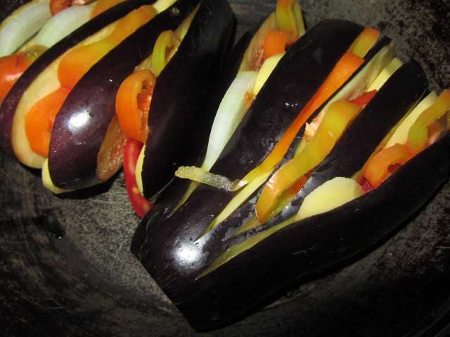 Баклажаны с овощами в духовке запеченные