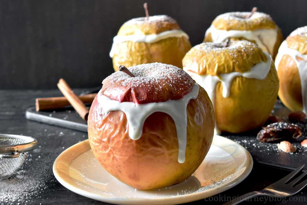 Запеченные яблоки в духовке: 10 рецептов с фото
