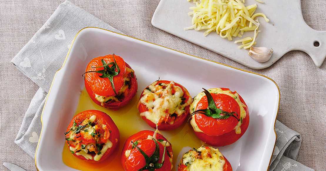 Запеченные помидоры с копченым сыром и зеленью в духовке рецепт с фото пошагово - 1000.menu