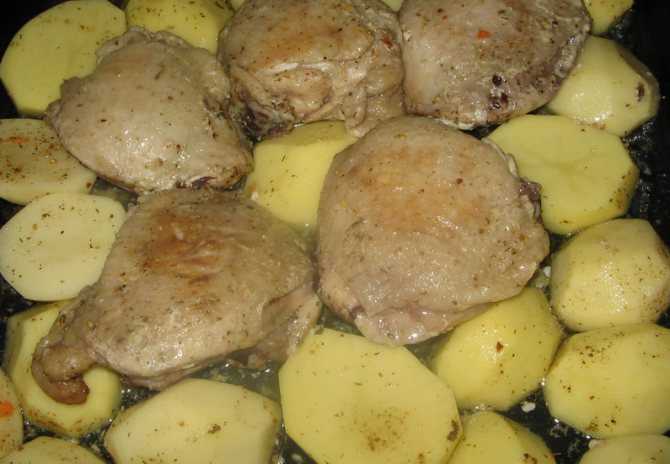 Как приготовить куриные бедра с картошкой в духовке