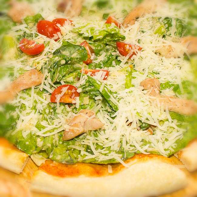Пицца цезарь: рецепт в домашних условиях пошагово с фото, как готовить ее в составе с курицей дома, калорийность и ингредиенты, закрытый способ приготовления и замороженного полуфабриката