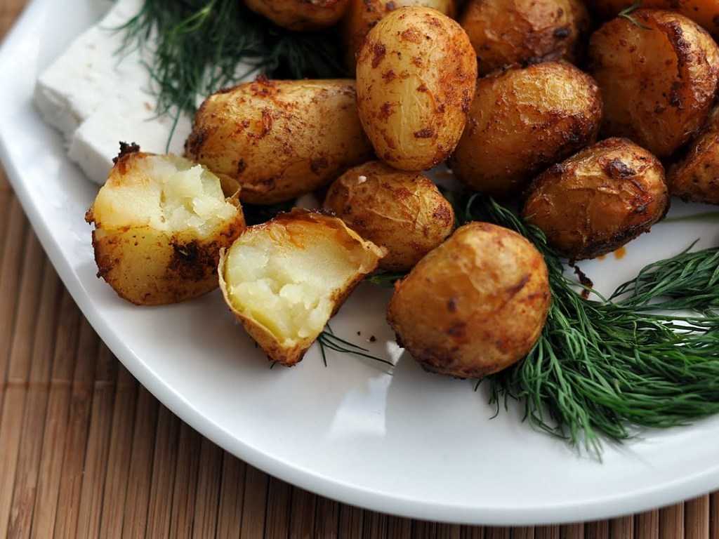 Картошка в мундире, запеченная в духовке – вкусные рецепты