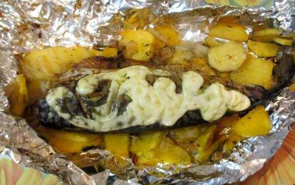 Скумбрия, запеченная в духовке с картошкой: 4 рецепта с фото