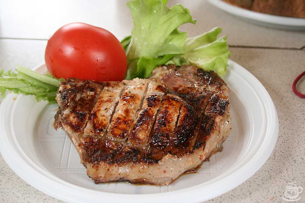 Свиная корейка в духовке (17 фото): рецепт мяса на кости. как сочно и вкусно приготовить запеченную свинину с помидорами и сыром? как замариновать?