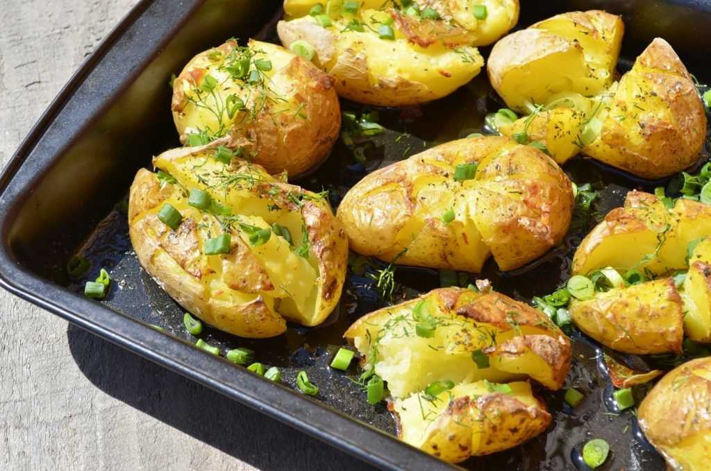 Как приготовить картошку в духовке: 13 лучших рецептов