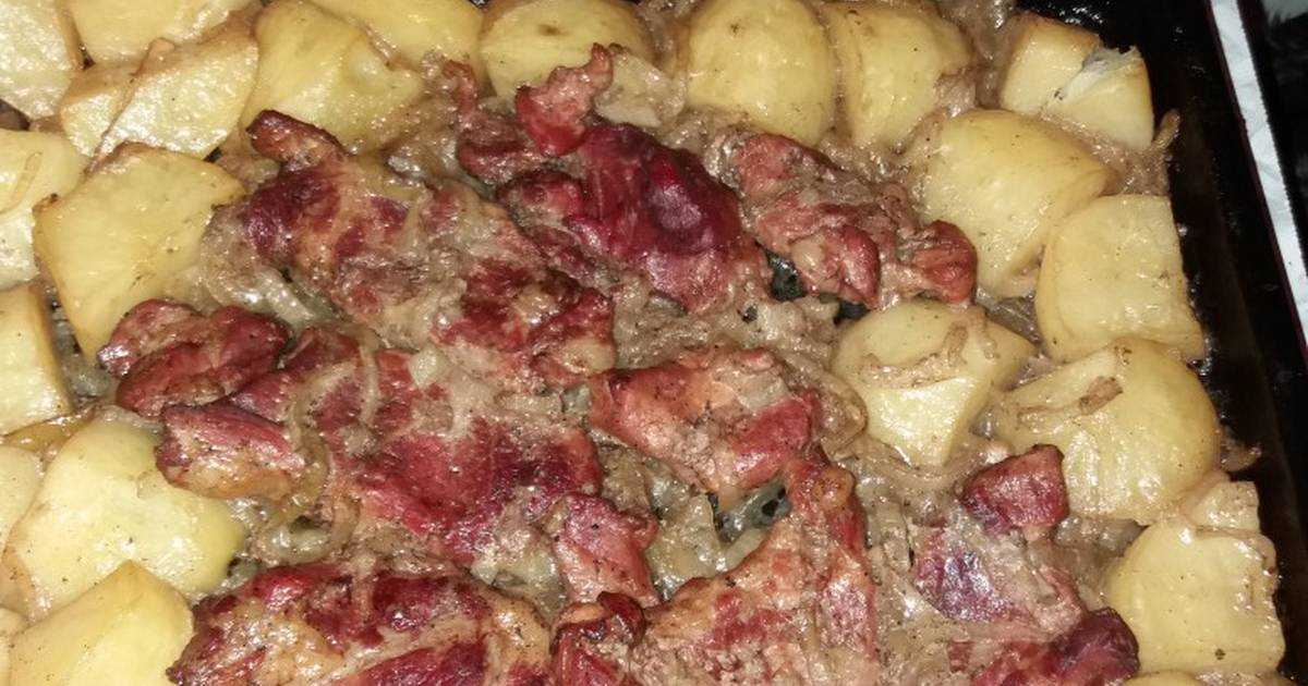 Свинина с картошкой в духовке - классический рецепт с фото