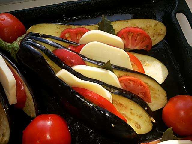 Баклажаны с овощами в духовке
