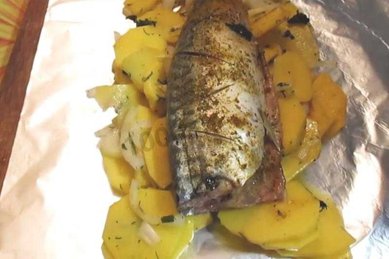 Скумбрия в фольге запеченная с лимоном и луком рецепт с фото пошагово - 1000.menu