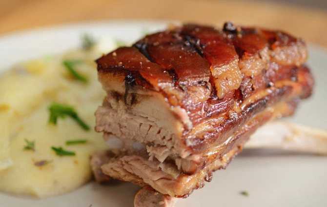 Сочная свинина в духовке: 10 вкусных рецептов