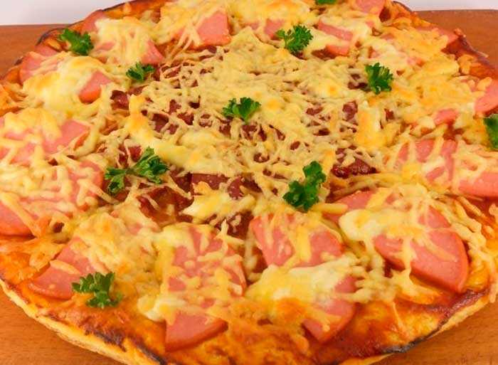 Домашняя пицца с начинкой из колбасы и сыра — просто не может не понравиться
