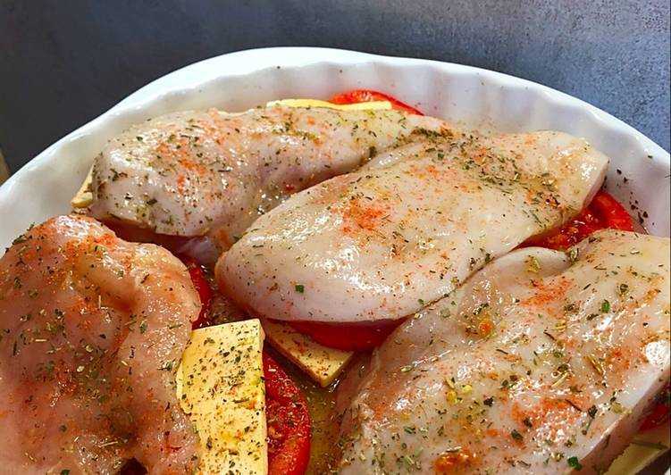 Запеченная курица с баклажанами в духовке - легкое, летнее блюдо