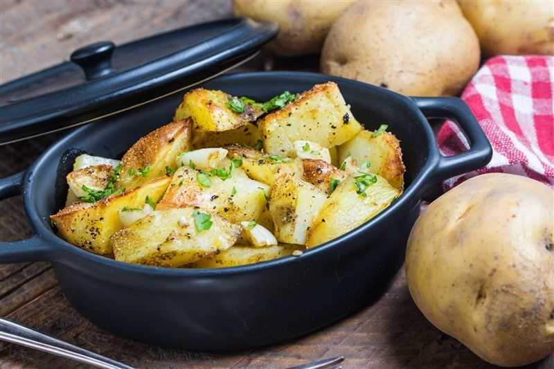 Картошка в горшочках в духовке, сметано-чесночный соус | фоторецепт