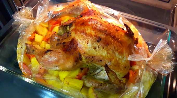 Как запечь курицу в духовке с картошкой в рукаве