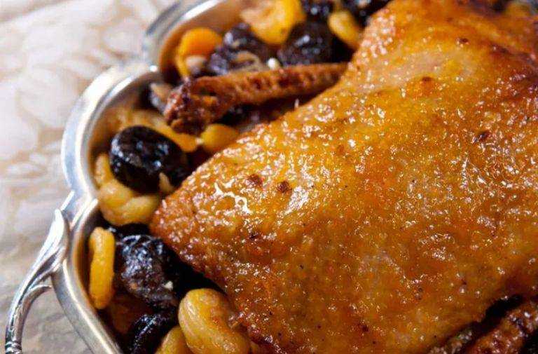 Курица, фаршированная яблоками и черносливом - пошаговый рецепт приготовления с фото