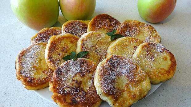 Сырники с яблоками - 7 рецептов из творога