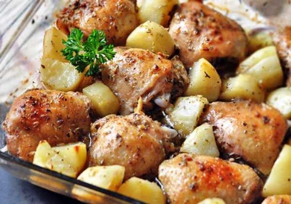 Куриные бедра с картошкой - 8 рецептов в духовке, с фото пошагово