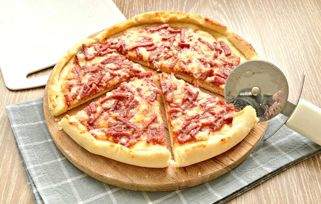 Пицца на кефире - как вкусно приготовить тонкую или пышную основу на дрожжах и бездрожжевую