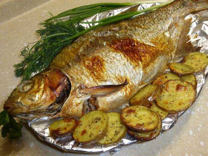 Лещ, запеченный в духовке — 5 рецептов запекания рыбы