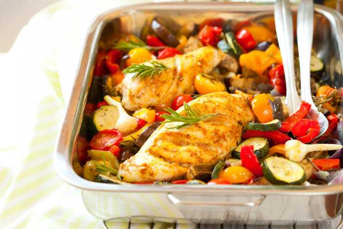 Курица, рис и овощи: готовим их в духовке двумя способами