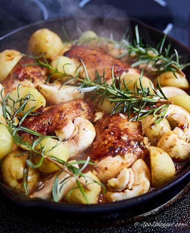 Курица в духовке, запечённая с картошкой и грибами — пошаговый рецепт с фото