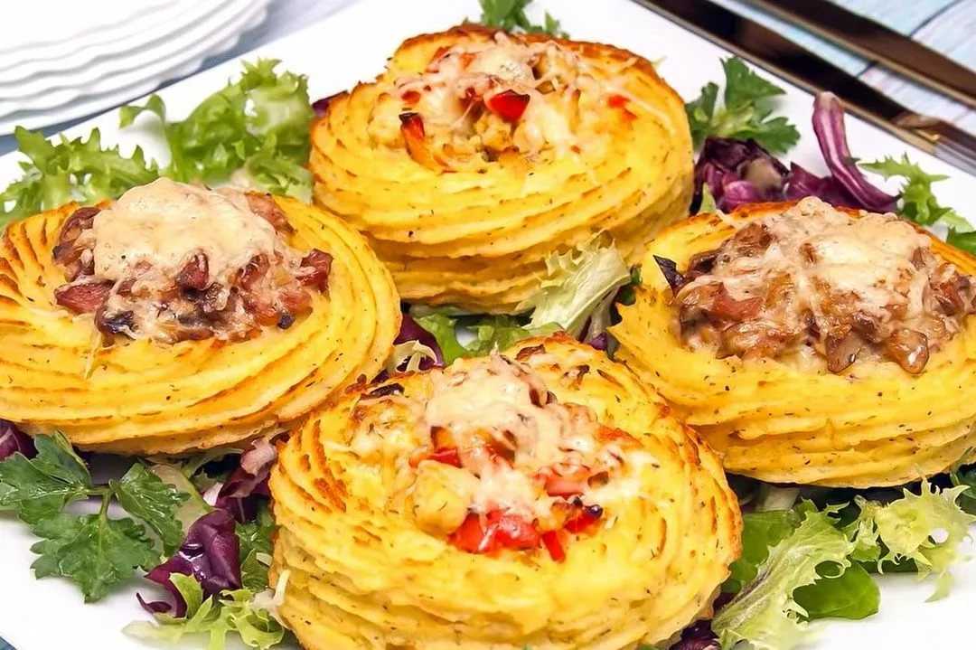 Картофельные гнезда с курицей и грибами в духовке рецепт