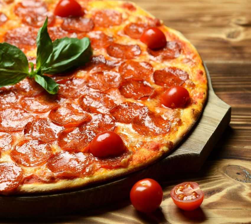 Пицца пепперони - 5 пошаговых рецептов в домашних условиях.