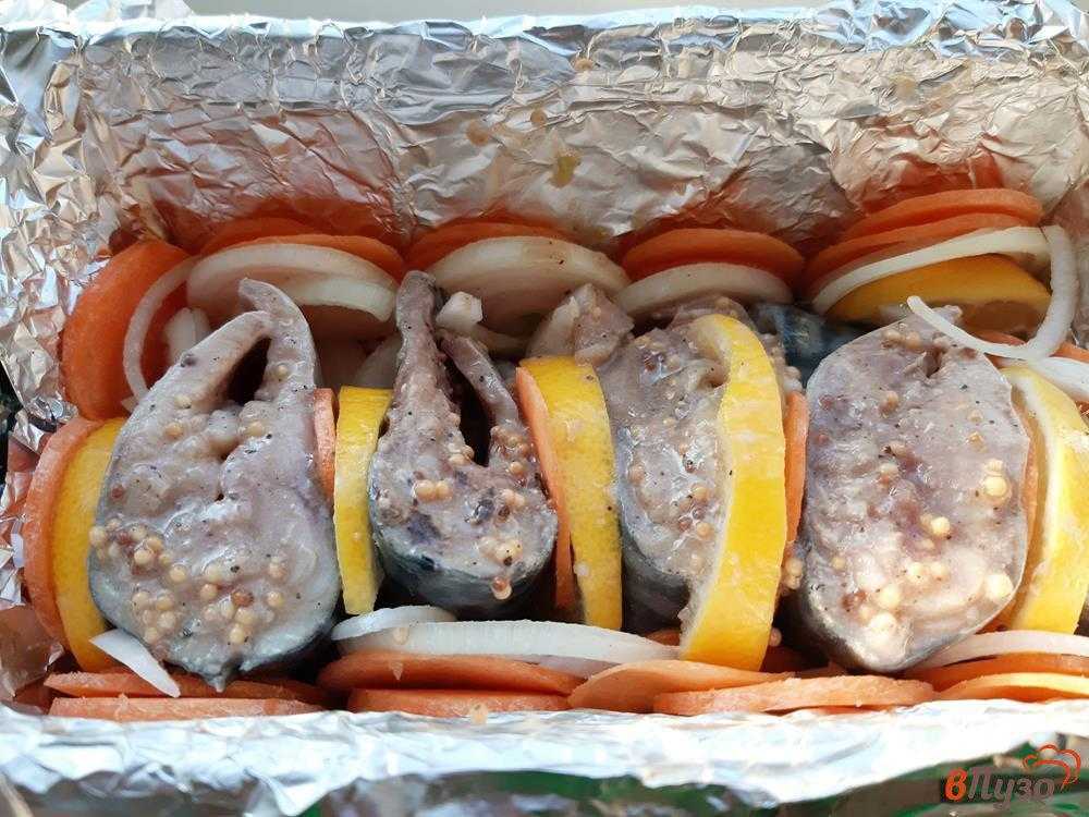 Скумбрия запеченная с луком и морковью