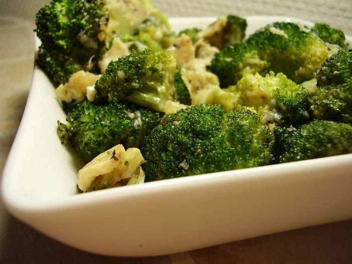 Нежная, вкусная и полезная запеченная капуста брокколи — рецепты для духовки