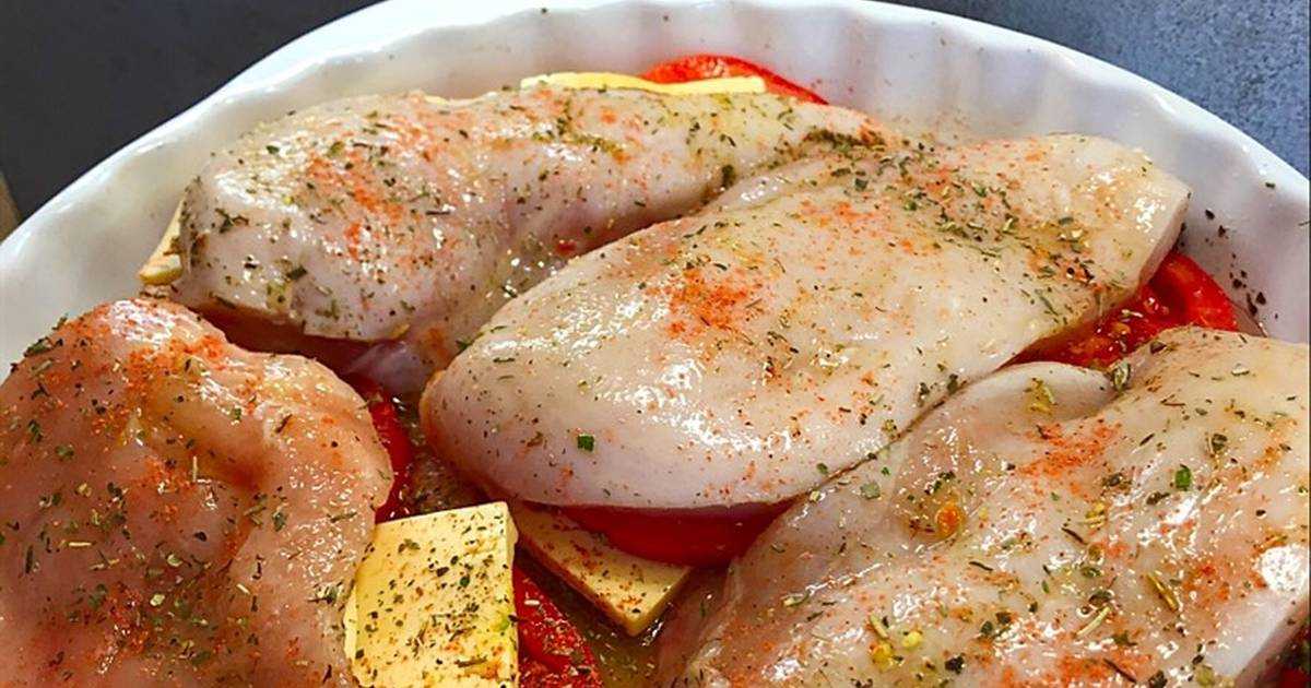 Нежная куриная грудка с помидорами и сыром в духовке — простой рецепт с фото