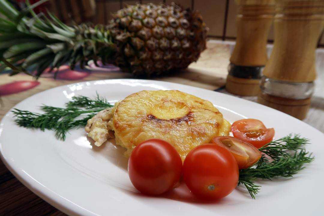 Курица с ананасами в духовке — 8 пошаговых рецептов с сыром, картошкой