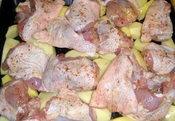 Куриные бедра с картошкой в духовке в фольге и рукаве - рецепты с сыром, овощами и грибами