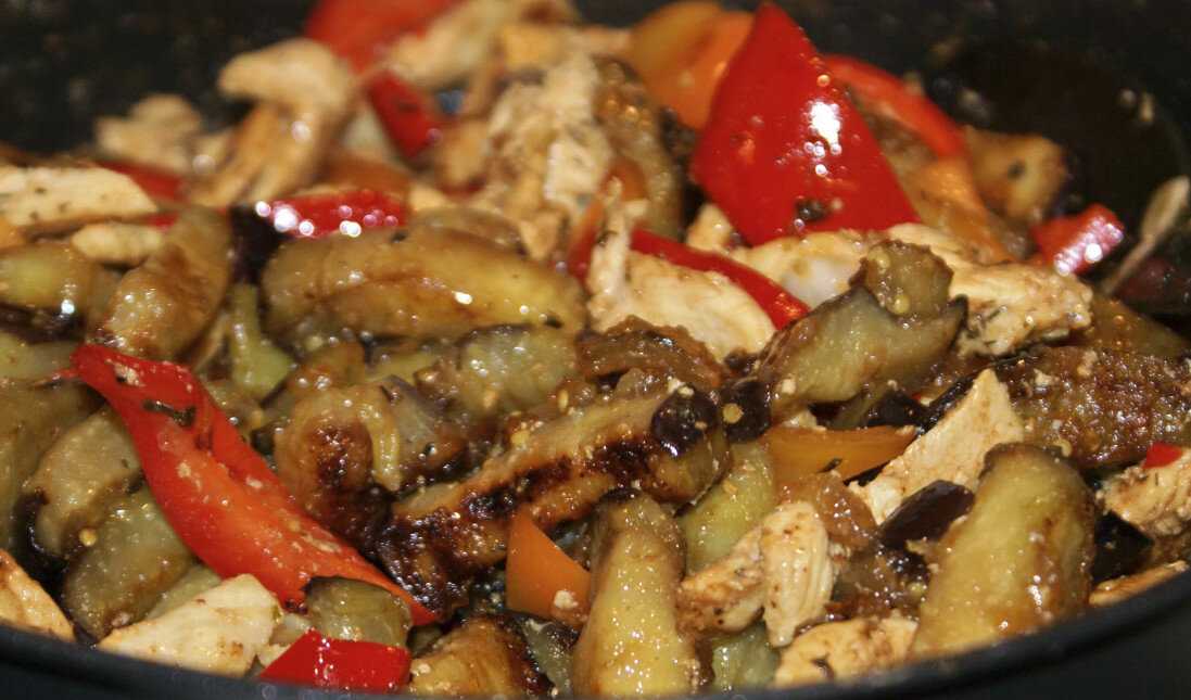 Баклажаны с курицей и помидорами в духовке – пошаговый рецепт