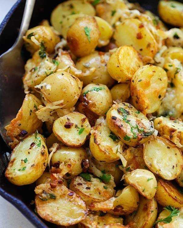 Молодая картошка запеченная в духовке с чесноком – рецепты