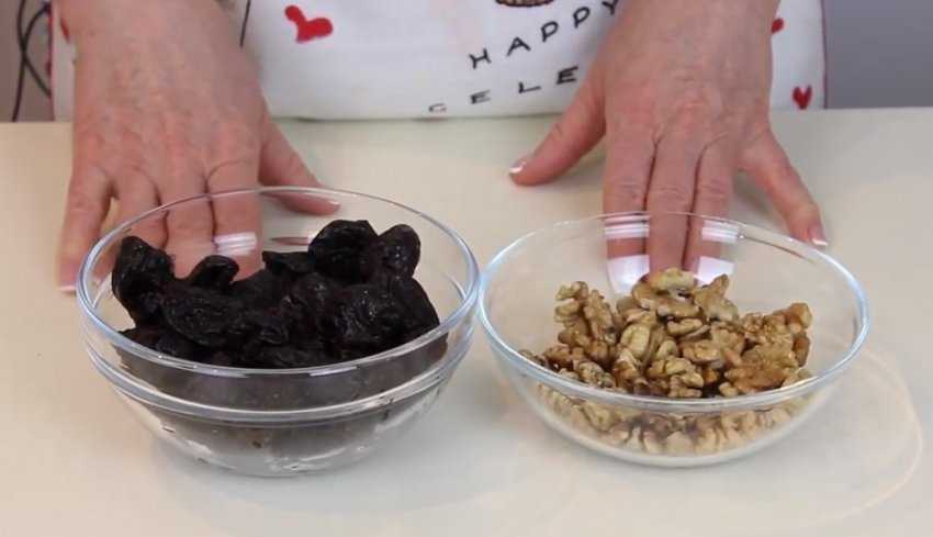 Чернослив с грецким орехом в сметане: 4 рецепта с фото пошагово