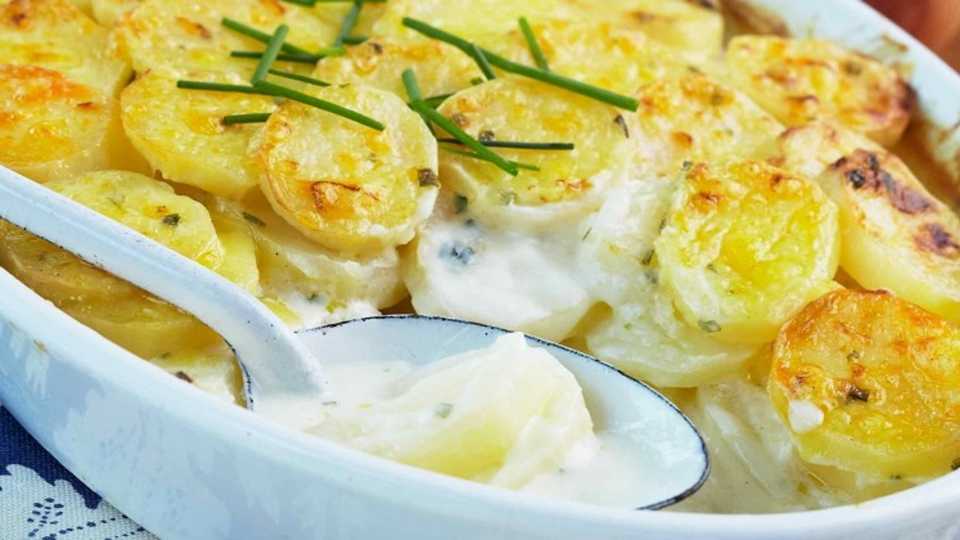 Картошка со сметаной и сыром в духовке рецепт с фото пошагово - 1000.menu