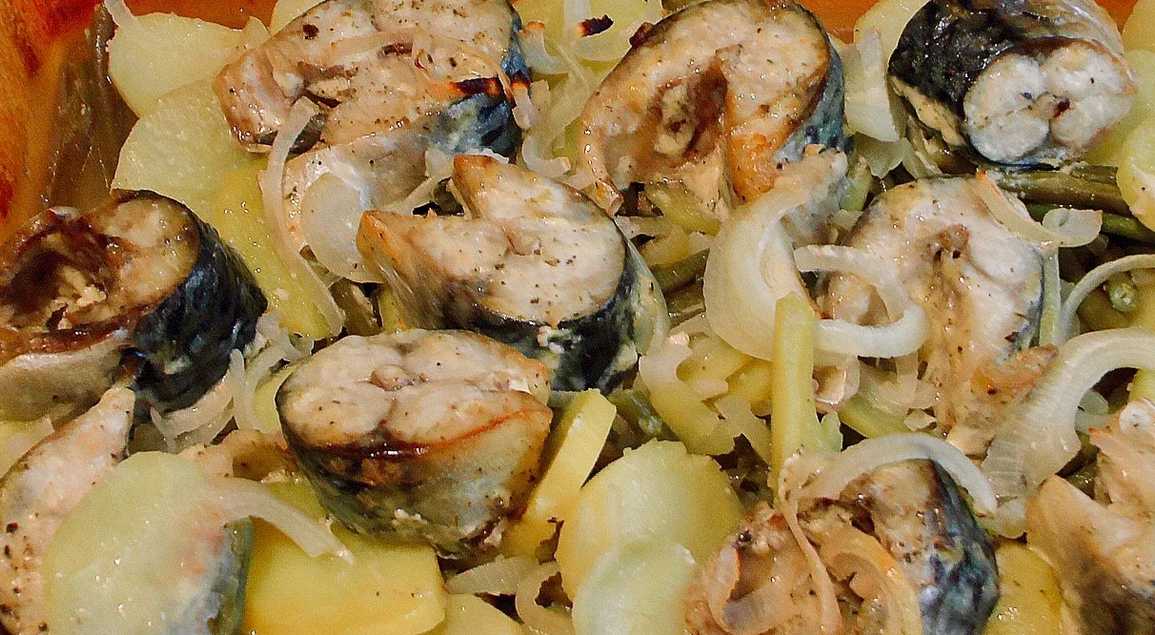 Скумбрия в рукаве в духовке с картошкой и овощами - рецепт приготовления