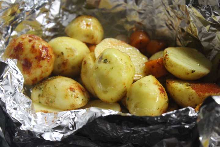 Запечённый молодой картофель в духовке