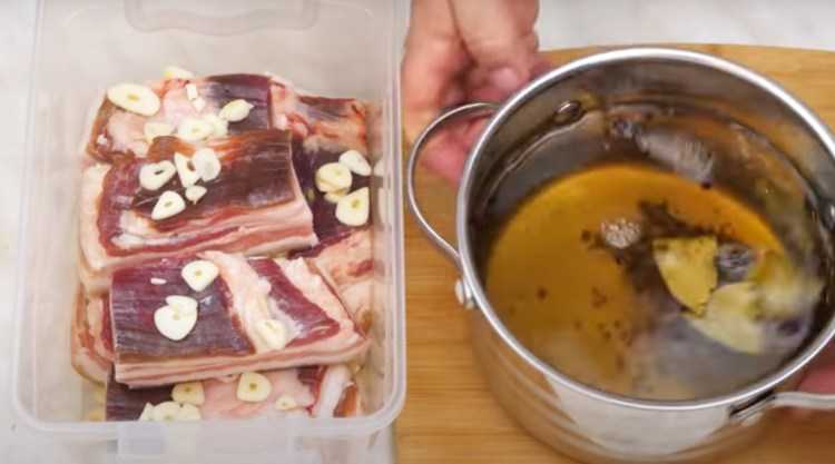 Брюшина свиная. рецепты в духовке в рукаве, фольге, тесте кусками, целиком с аджикой, картошкой, грибами, овощами. фото